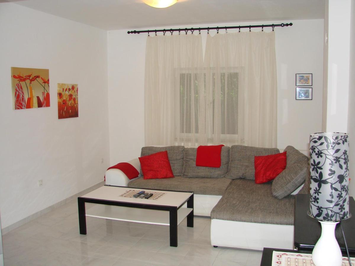Pinzan A Stones Throw From The Appartement